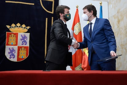 El presidente en funciones de la Junta de Castilla y León, Alfonso Fernández Mañueco (a la derecha), y el candidato de Vox a la presidencia , Juan García-Gallardo (a la izquierda), sellan el pacto de gobernabilidad entre ambas formaciones tras el pleno de constitución del parlamento regional el pasado 10 de marzo en Valladolid.