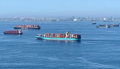 Barcos de contenedores en los congestionados puertos de Los Ángeles y Long Beach, en California.