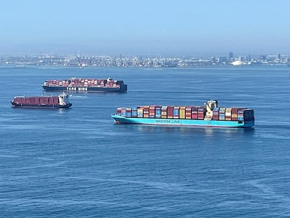 Barcos de contenedores en los congestionados puertos de Los Ángeles y Long Beach, en California.