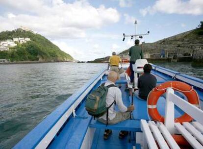 El barco, a punto de atracar en la isla de Santa Clara, en San Sebastián.