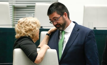 Manuela Carmena conversa con el entonces delegado de Economía, Carlos Sanchez Mato, en el pleno del Ayuntamiento de Madrid. Con Montoro como ministro de Hacienda, y Rajoy como presidente, llegaron las amenzas al Consistorio de Ahora Madrid a cumplir con el techo de gasto. Aunque Carmena bajaba la deuda (en todo el mandato se ha reducido más de un 50%) y presentaba superávit, el ministro mantuvo el rigor económico. Como otros ayuntamientos del PP en peores condiciones económicas que nunca fueron amenzados, Mato planteó enfrentarse al Gobierno. Carmena no quiso. Las discrepancias entre ambos llevaron a la destitución de Mato en 2017. En las pasadas elecciones, Mato compitió con Carmena por el voto de izquierdas: no consiguió ningún asiento.