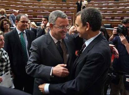 Jesús Caldera felicita a José Luis Rodríguez Zapatero tras su investidura como presidente del Gobierno.