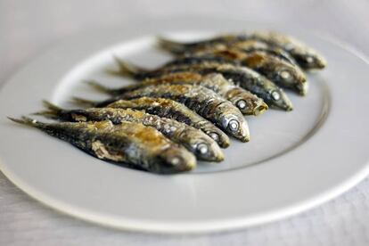 Sardinas asadas en espeto en el chiringuito Pepe's Bar.