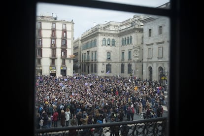 Manifestació a la plaça Sant Jaume de Barcelona.