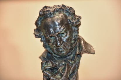 Foto detalle de la estatuilla de Goya, durante la presentación de los Premios Goya 2026, en el Palau de la Generalitat en Barcelona, Cataluña.