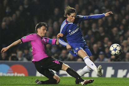 Torres, jugador del Chelsea, remata a portería contra el Copenhague