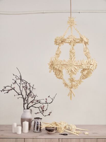 <br><b>LÁMPARA DE PALMA</b><br> Con palmas del Viernes Santo se puede fabricar una lámpara tipo chandelier llena de flores y trenzas. Los jarrones son de Bureau Mad.
