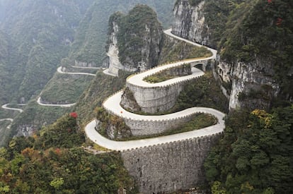 Una sinuosa carretera de unos 10 kilómetros y casi 100 cerradísimas curvas llega hasta lo alto de la montaña de Tianmen.