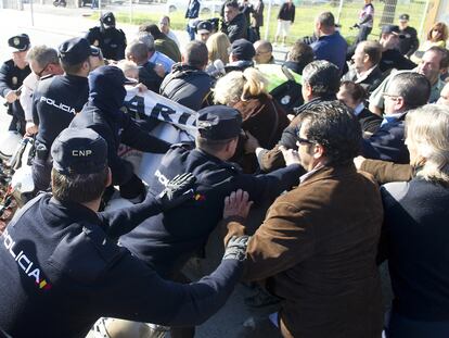 Carga policial contra los trabajadores de La Línea