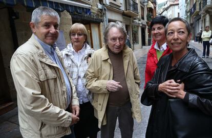 Encuentro de El&iacute;as Querejeta (centro) con el concejal socialista de Zarauz Patxi Elola (1&ordm; izda), Marian Onaindia (2&ordf; izda), Esther Onaindia (2&ordf; dcha) y Esozi Leturiondo (1&ordf; dcha), viuda de Mario Onaindia, con motivo de un acto de la Fundaci&oacute;n Onaind&iacute;a para premiar la trayectoria del productor de cine (septiembre de 2012).