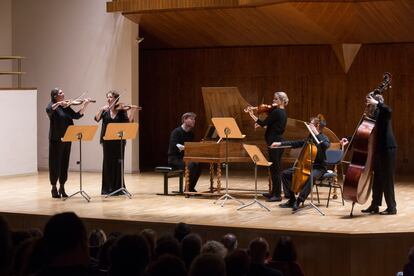 De izquierda a derecha, Sophie Gent y Cecilia Bernardini (vioiines), Kristian Bezuidenhout (clave), Donata Boecking (viola), Jonathan Manson (violonchelo) y Christine Sticher (contrabajo), el miércoles en la Sala de Cámara del Auditorio Nacional.