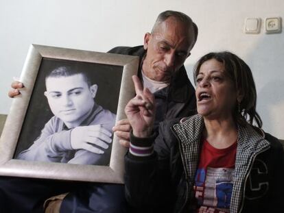 Os pais de Mohamed Musalan mostram um retrato de seu filho, assassinado pelo EI.