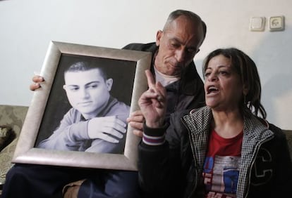 Los padres de Mohamed Musalan muestran un retrato de su hijo, asesinado por el EI. 