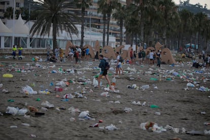 De nuevo, la basura acumulada en esta playa urbana de Málaga, donde tradicionalmente se queman los llamados juas en las fiestas de San Juan.