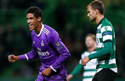 El jugador del Real Madrid Raphael Varane (i) celebra después de anotar un gol, durante un partido entre el Sporting Lisboa y el Real Madrid por el grupo F de la Liga de Campeones de la UEFA, en el estadio Alvalade de Lisboa (Portugal).