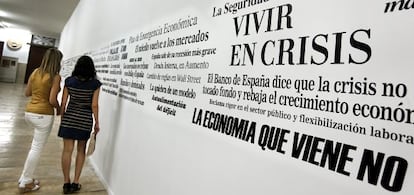 Titulares de la exposición de La Nau 'El miedo es el mensaje'.