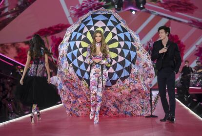 Gigi Hadid junto a Shawn Mendes en el desfile de Victoria's Secret 2018, en Nueva York.