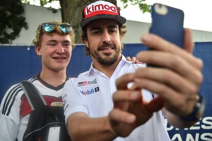 Alonso se hace un selfie con un aficionado.