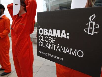 Voluntarios de Amnist&iacute;a Internacional piden a Barack Obama que cierre Guant&aacute;namo, durante la Cumbre del G8 en Belfast (Irlanda del Norte). 