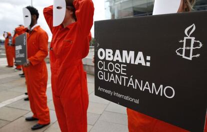Voluntarios de Amnist&iacute;a Internacional piden a Barack Obama que cierre Guant&aacute;namo, durante la Cumbre del G8 en Belfast (Irlanda del Norte). 