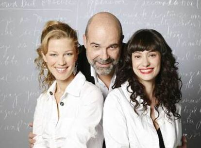 Antonio Resines, entre Jaydy Michel (izquierda) y Natalia Verbeke.