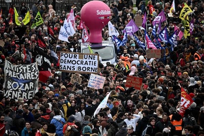 "Por una democracia sin Borne [primera ministra francesa]", se puede leer en una de las pancartas de la manifestación de Nantes de este jueves. 