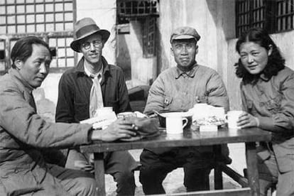 Mao Zedong, a la izquierda, en Yenan en 1930. A la derecha de la foto, su mujer.