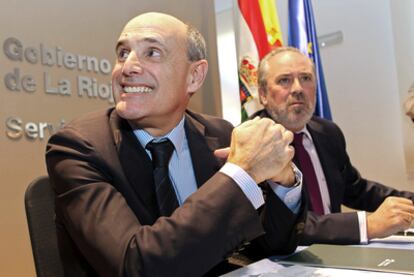 Los consejeros Rafael Bengoa (izquierda) y José Ignacio Nieto, ayer durante la firma del acuerdo.