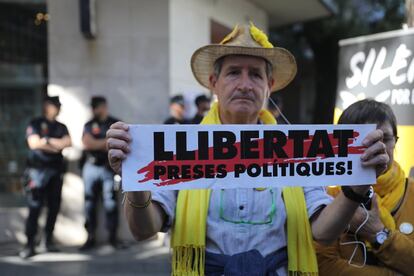 Un hombre muestra una pancarta pidiendo la libertad de los políticos presos, en la calle Génova de Madrid.