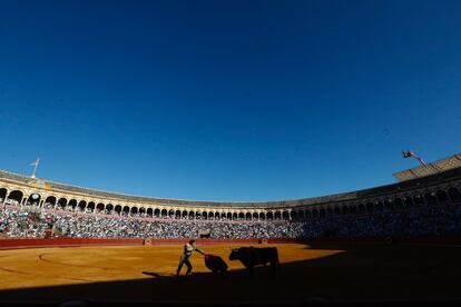 Morante de la Puebla entra a matar al primer toro de la feria de San Miguel.