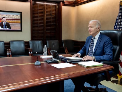 Biden conversaba telemáticamente con Xi (en la televisión), este viernes en la Casa Blanca.