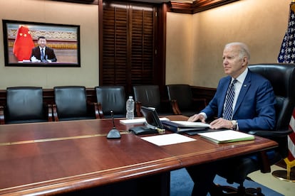 Biden conversaba telemáticamente con Xi (en la televisión), este viernes en la Casa Blanca.