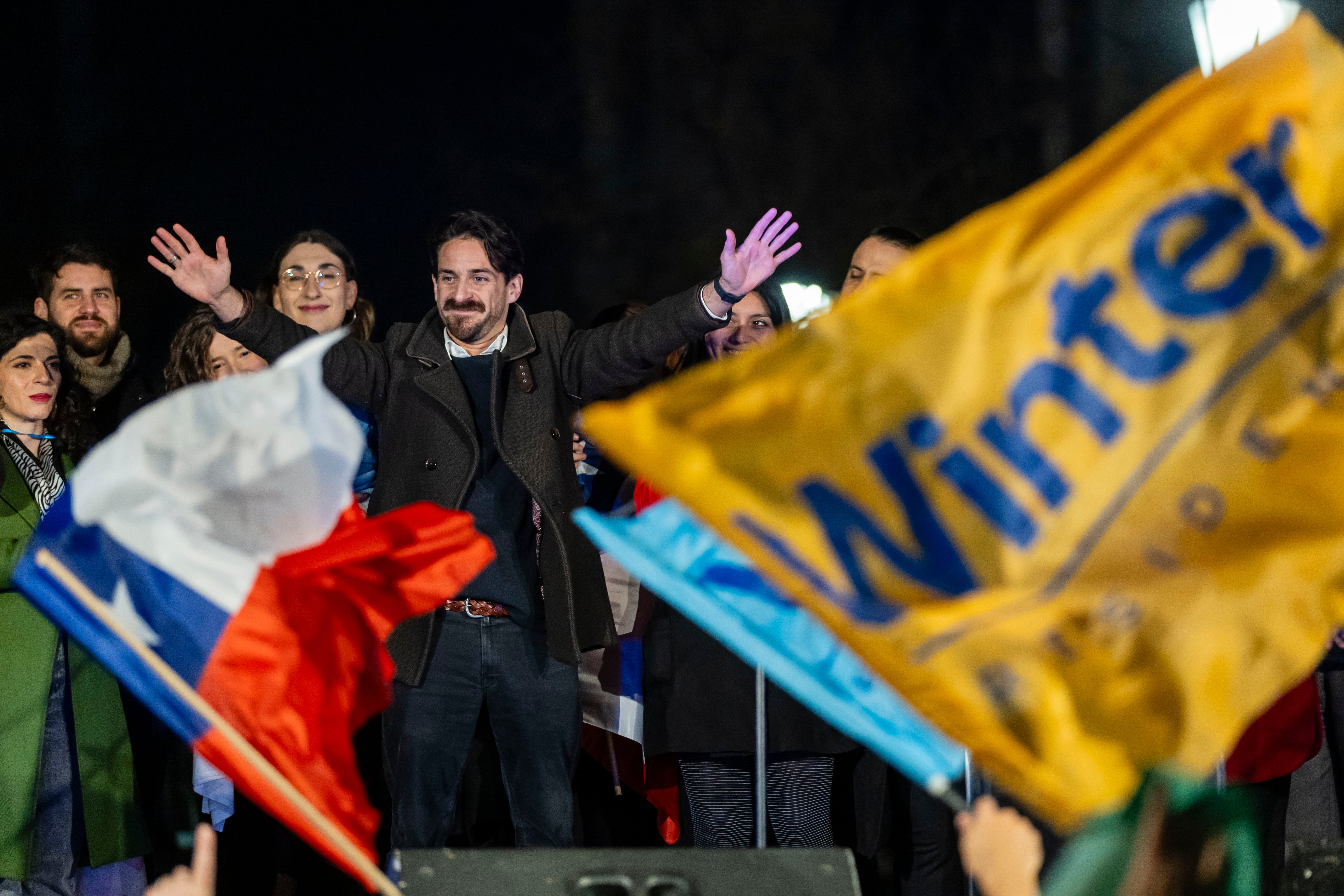 Gonzalo Wintercierra su campaña en calle Esmeralda, en el centro de Santiago este jueves.