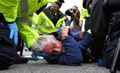 Oficiales de la policía británica arrestan a un activista en el puente de Waterloo durante la segunda jornada de protestas ambientales del colectivo Extinción de la Rebelión, en Londres.