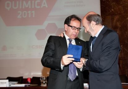 Alfredo Pérez Rubalcaba ha hecho entrega al científico Avelino Corma de la Medalla de Oro de la investigación en química 2001-2010 en el acto de inauguración del Año Internacional de la Química, celebrado en el CSIC.