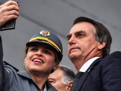 Jair Bolsonaro tira selfie com policial de São Paulo.