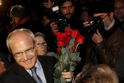 El presidente de la Generalitat, José Montilla, reparte rosas en El Prat del Llobregat.