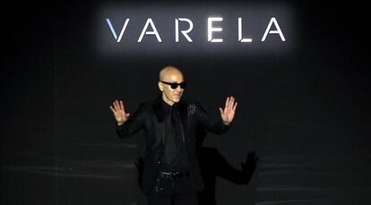 El diseñador Felipe Varela saluda tras su desfile este lunes en la Mercedes-Benz Fashion Week.