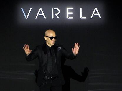 El diseñador Felipe Varela saluda tras su desfile este lunes en la Mercedes-Benz Fashion Week.