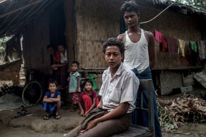 Dos jóvenes de la minoría rohingya que fueron retenidos por las mafias de tráfico de inmigrantes en un barco, ayer en Burna (Birmania).