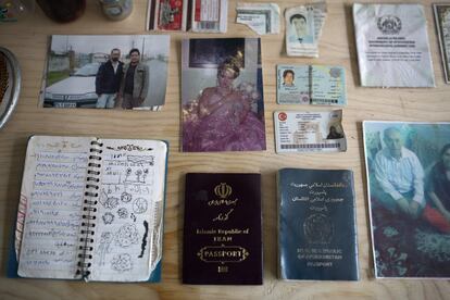 Pasaportes, carnets, cajas de cerillas de Irán, un listín de teléfonos, un peine, un biberón o fotos de familia, son algunos de los objetos personales y papeles que varios fotoperiodistas recuperaron en las costas de Grecia y Turquía en el otoño de 2015.

