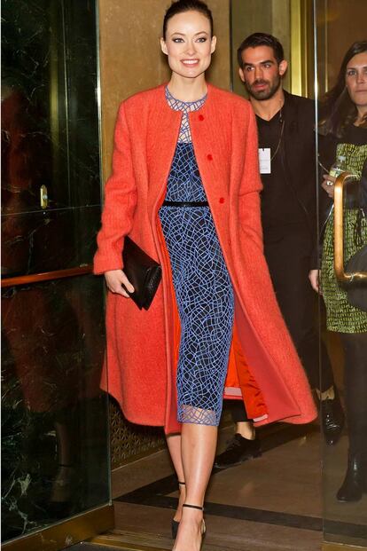 Sigue en auge la apuesta de combinar tonos estridentes. Olivia Wilde optó por el mix abrigo coral vestido azul klein para asisitir al desfile de Calvin Klein.