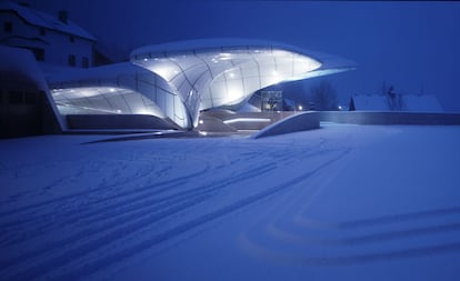 Cuatro estaciones y un puente sobre el río Inn. Estos son los elementos que proyectó Zaha Hadid, fiel a sus líneas orgánicas, para Nordpark, un tren cremallera que une Innsbruck con Hungerburg, 288 metros más arriba, donde los viajeros pueden subirse a un teleférico que les lleva hasta el monte Seegrube. “Estas estaciones son una referencia mundial en el uso de vidrio de doble curvatura”, dijo la arquitecta el día de la inauguración, en diciembre de 2007. “Queríamos que cada estación se asemejara a una lengua fluida de hielo, un arroyo congelado en la ladera de la montaña ".