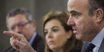 Guindos, Sáenz de Santamaría y Ruiz Gallardón tras la reunión del Consejo de Ministros