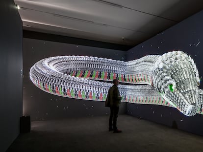 Una joya en forma de serpiente de Cartier en las pantallas del Museo Jumex de Ciudad de México, en la muestra 'El diseño de Cartier'.