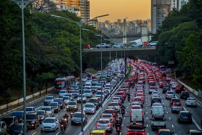 Veh&iacute;culos en una de las circunvalaciones de S&atilde;o Paulo