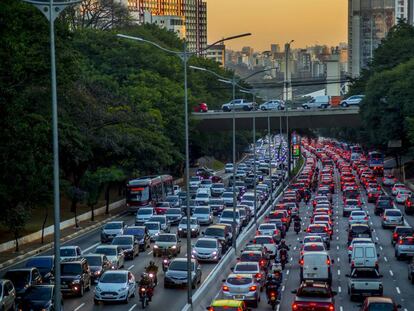 Veh&iacute;culos en una de las circunvalaciones de S&atilde;o Paulo