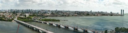 Vista panorâmica da região onde se pretende levantar o projeto Novo Recife. À direita, as torres Gêmeas, os primeiros arranha-céus a serem construidos no bairro histórico de São José.