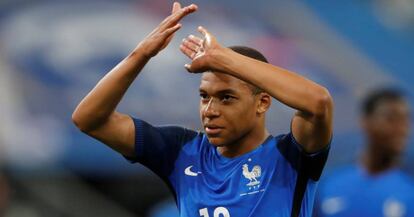 Kylian Mbapp&eacute; aplaude a la afici&oacute;n de Francia.