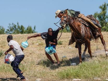 Un agente de la Patrulla Fronteriza de los Estados Unidos a caballo intenta evitar que un migrante haitiano ingrese a un campamento a orillas del Río Grande cerca del Puente Internacional Acuña del Río en Del Río, Texas, el 19 de septiembre de 2021.